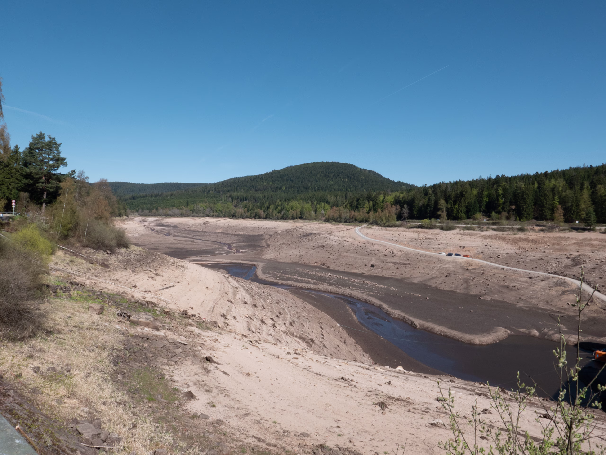 Das Bild zeigt die Schwarzenbachtalsperre lerrgepumpt